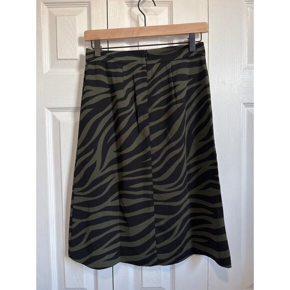 Ann Taylor NWT Tiger Print Green and Black A-Line Side Slit Skirt Size 00P - Picture 5 of 9